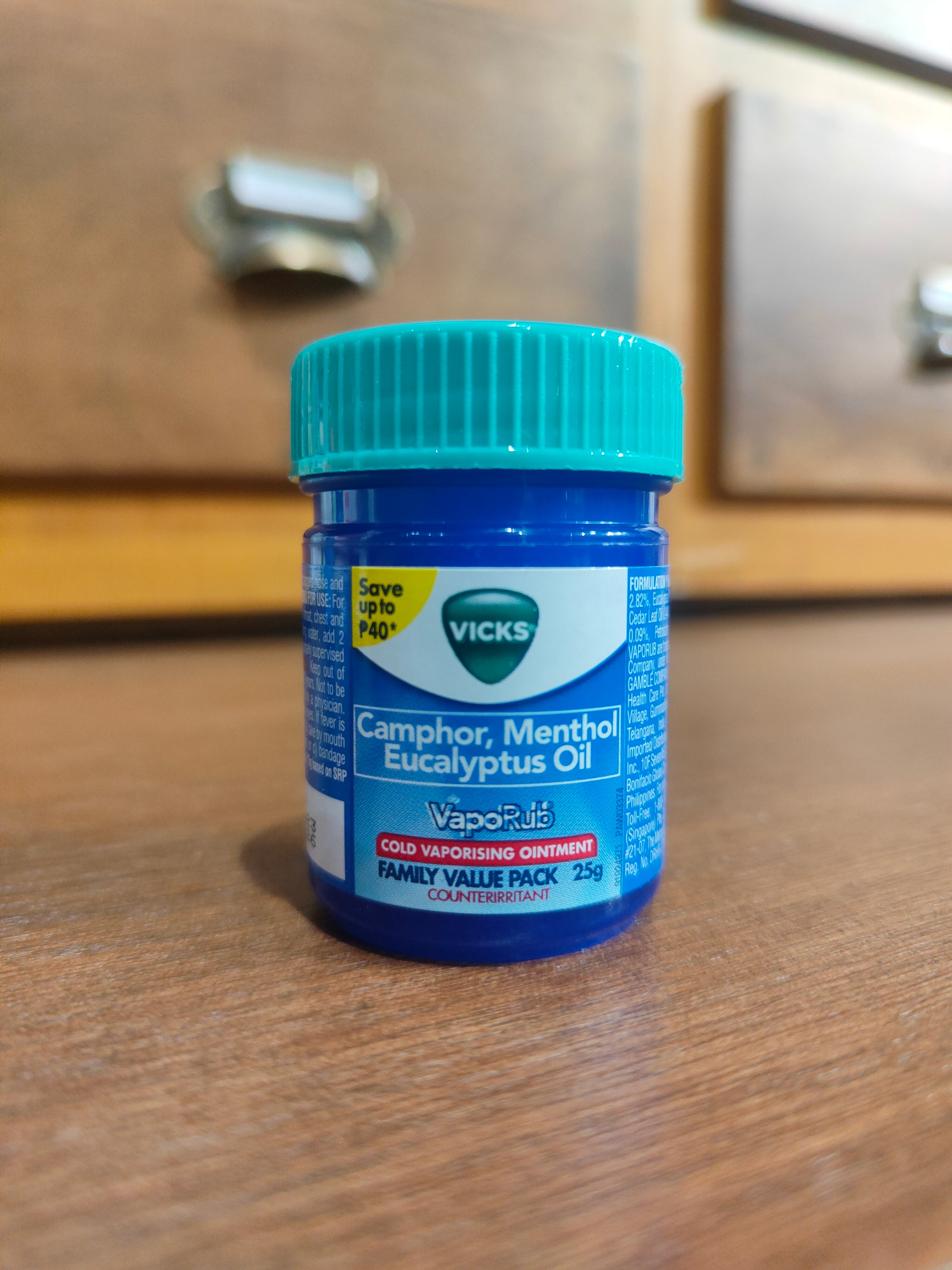 Camphor + Menthol + Eucalyptus oil (VICKS Vaporub), 25g Ointment FAMIL ...